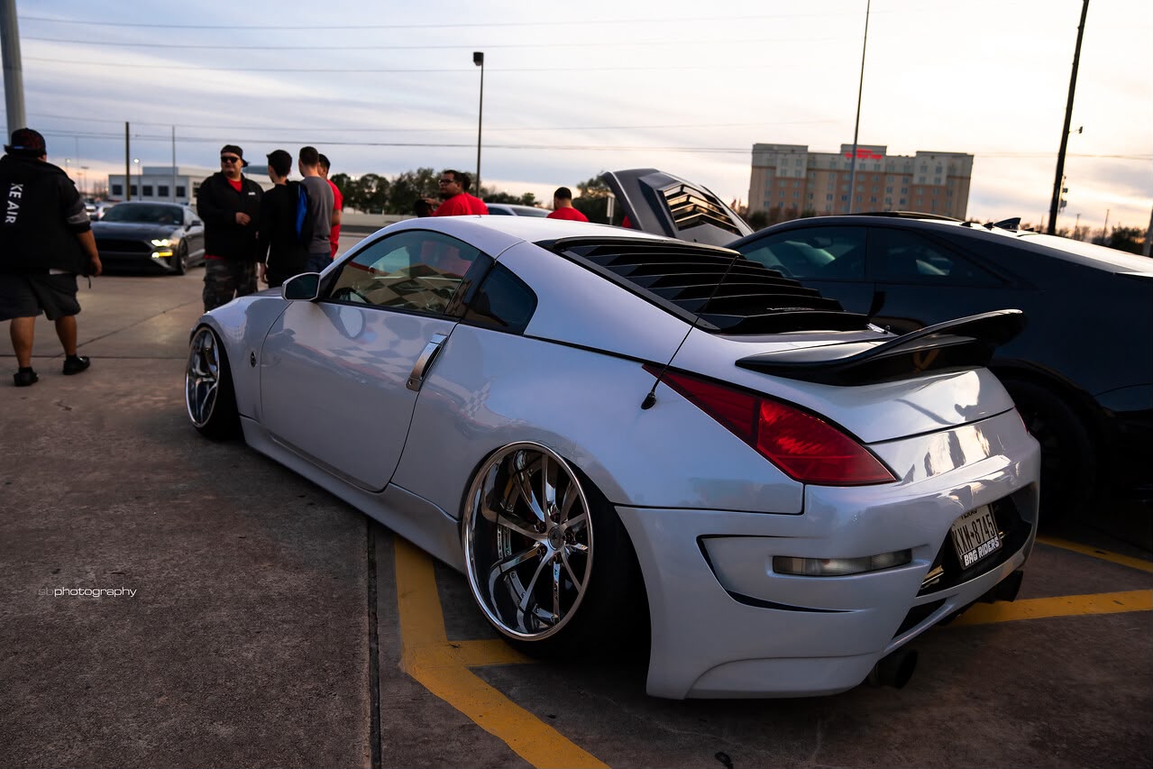 Silver lowered Nissan 350Z at an evening meet